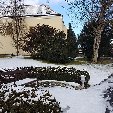 Charming Fortress Next To Prague Bed & Breakfast