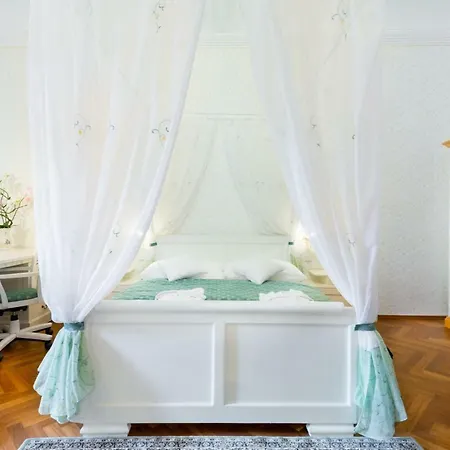 Charming Fortress Next To Prague Bed & Breakfast